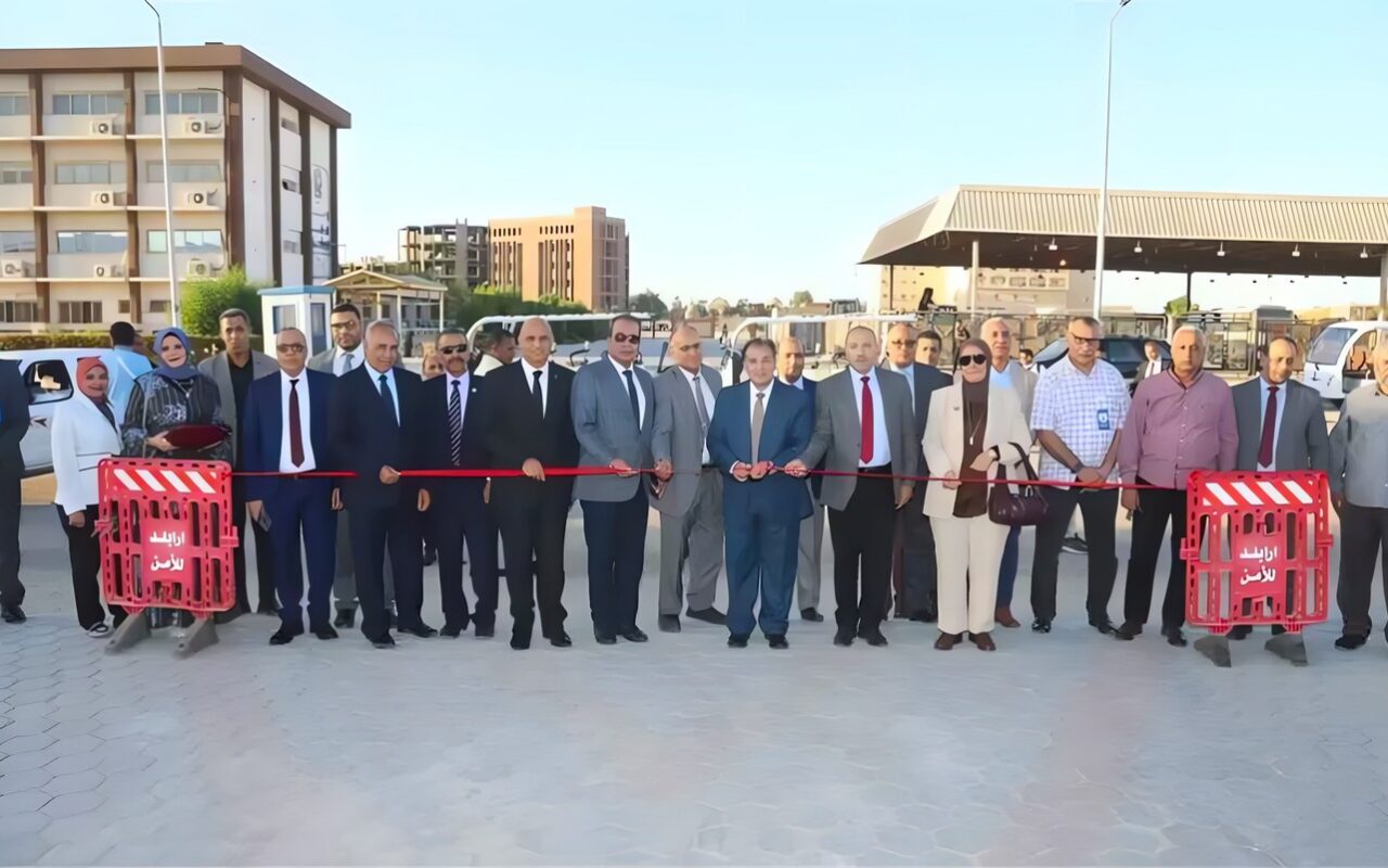 رئيس جامعة قنا يفتتح طريقين جديدين لتعزيز الربط بين الكليات والمستشفيات (صور)