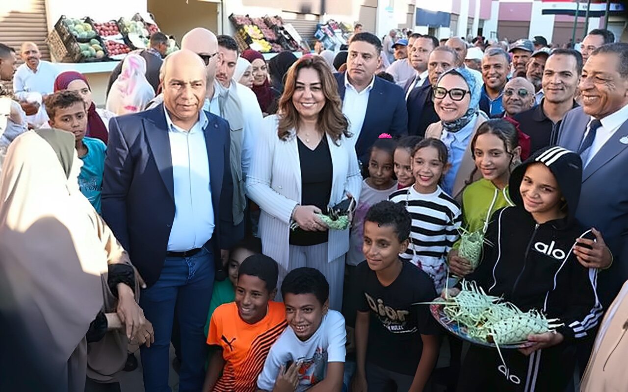 منال عوض وحنان مجدي تدعمان مبادرة خفض أسعار السلع الأساسية بالداخلة