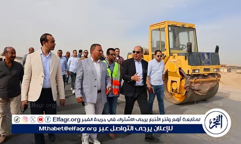 خلال جولة ميدانية بأبوقرقاص محافظ المنيا يتابع رصف طريق بلنصورة المؤدي إلى «الصحراوي الغربي»