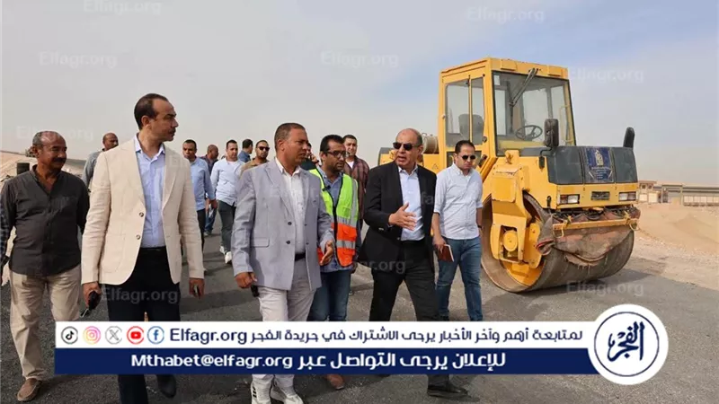 خلال جولة ميدانية بأبوقرقاص محافظ المنيا يتابع رصف طريق بلنصورة المؤدي إلى «الصحراوي الغربي»