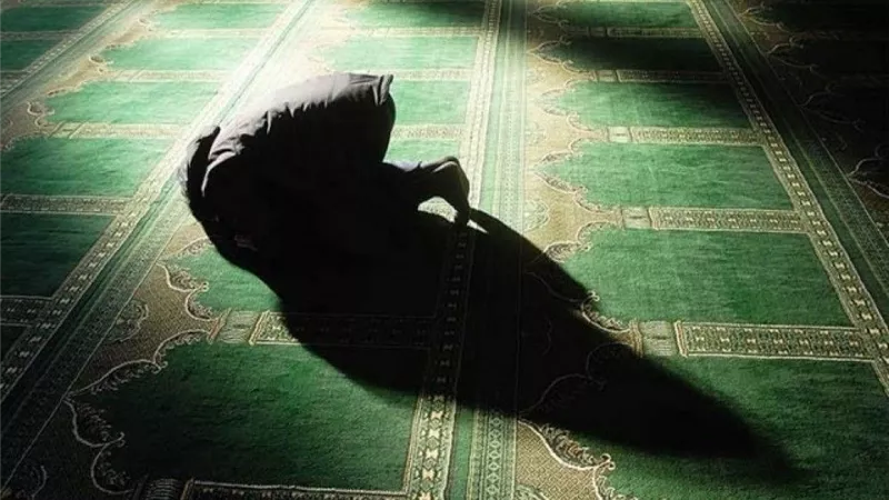 هل يجوز تأخير صلاة العشاء بسبب النوم؟