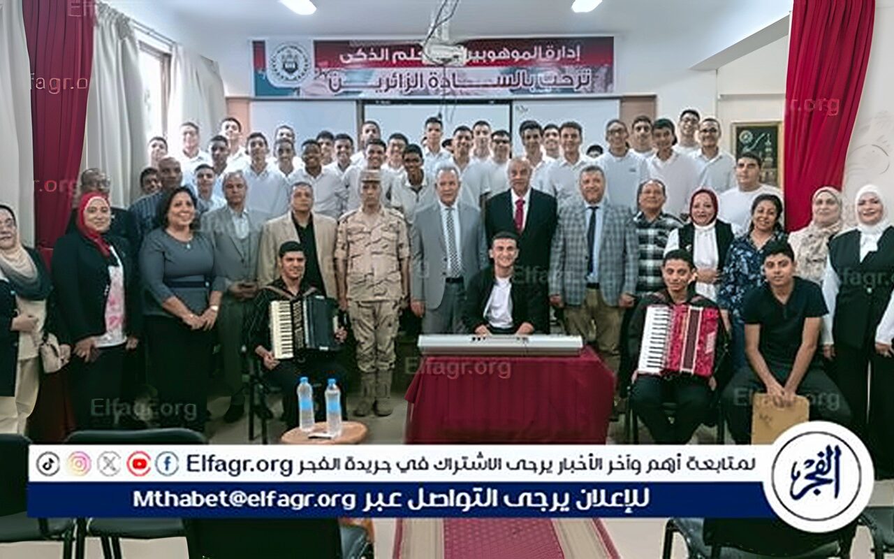 وكيل التعليم بأسيوط يشهد طابور الصباح وتكريم الطلاب الاوائل والمتميزين بمدرسة ناصر الثانوية العسكرية
