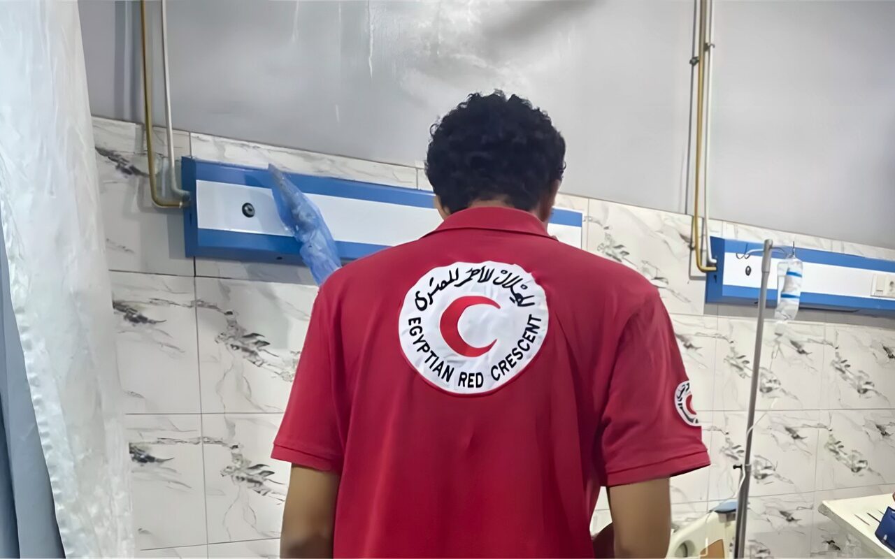 الهلال الأحمر يتحرك ميدانيًا لدعم ضحايا حادث الطريق الأوسطي
