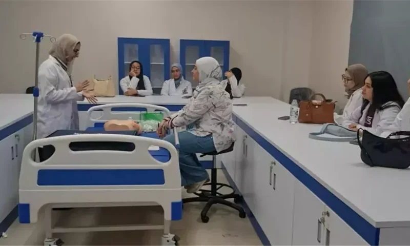 قبل التعامل مع المرضى، جامعة الإسماعيلية الجديدة الأهلية تدرب طلاب الطب على المهارات السريرية