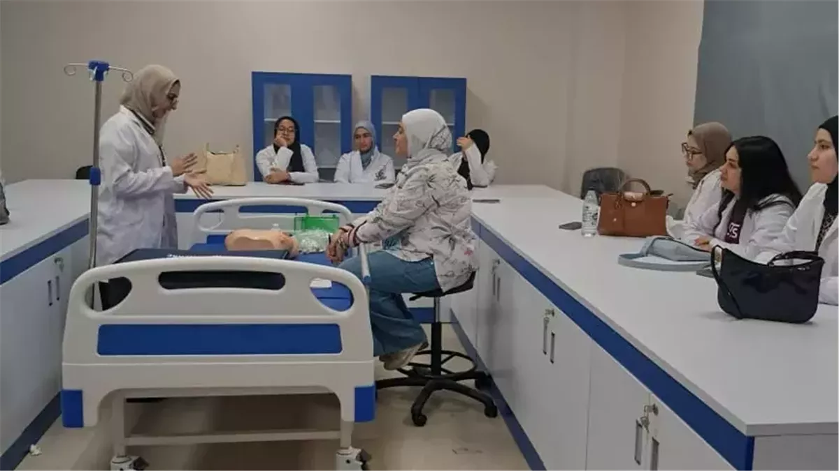 قبل التعامل مع المرضى، جامعة الإسماعيلية الجديدة الأهلية تدرب طلاب الطب على المهارات السريرية