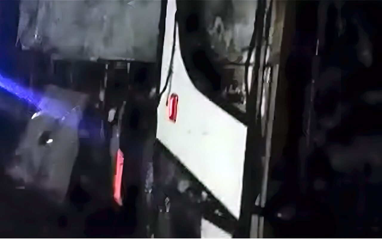 أصبح خردة، رفع أتوبيس قنا المحترق على الطريق الصحراوي الغربي