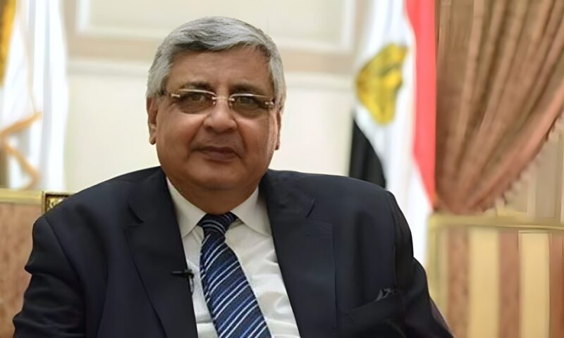 تحورات الفيروسات تحت السيطرة.. عوض تاج الدين يكشف حقيقة ظهور فيروسات جديدة ويطمئن المصريين