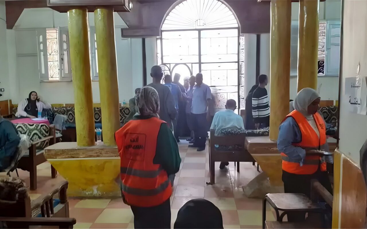 جامعة قنا تقدم خدماتها الطبية والتوعوية لـ 733 حالة بقرى أبو تشت (صور)