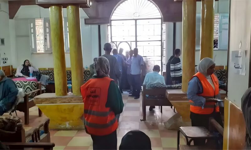 جامعة قنا تقدم خدماتها الطبية والتوعوية لـ 733 حالة بقرى أبو تشت (صور)