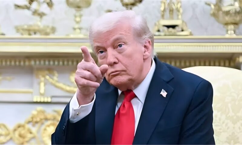 نيويورك تايمز: ترامب يدرس رفع العقوبات المفروضة على صندوق الاستثمار الروسي