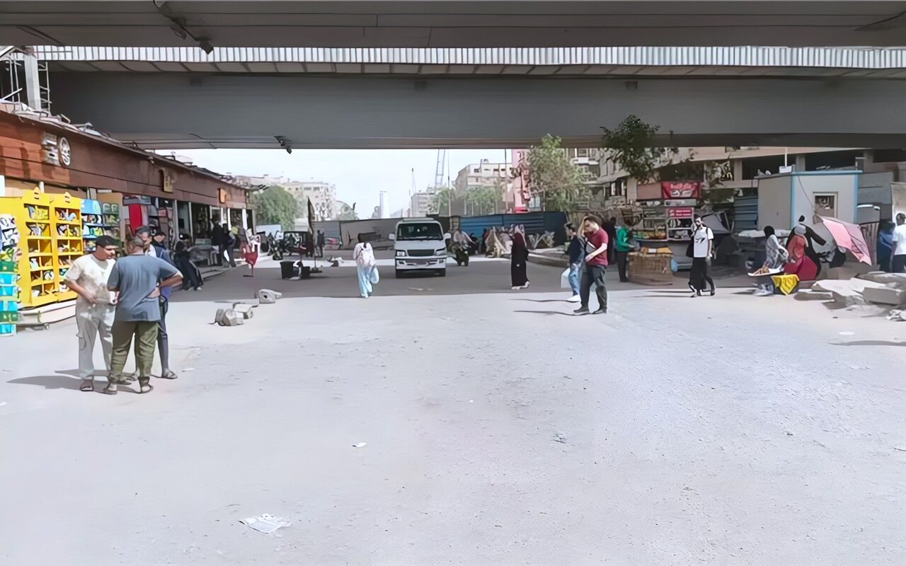 رفع المخلفات وتحسين مستوى النظافة أسفل محوري ٢٦ يوليو وعمرو بن العاص بنطاق أوسيم والعجوزة والدقي والطالبية