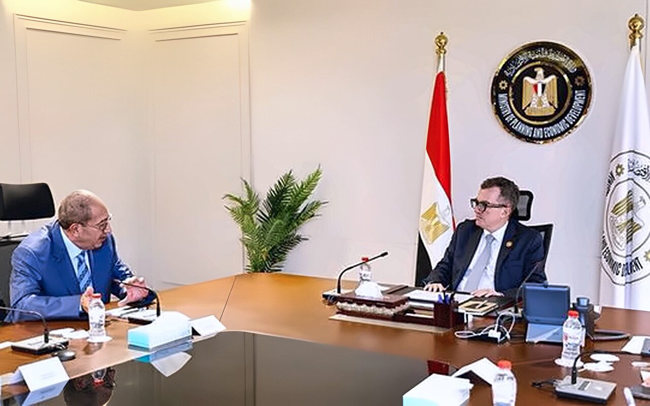 وزير التخطيط يبحث مع «إسلسكا» تجديد الشراكة لتأهيل وتطوير مهارات الكوادر الحكومية