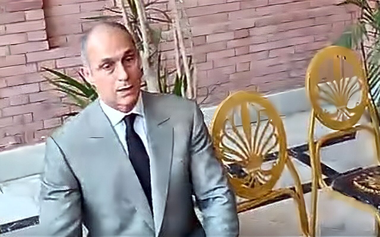 ذكرى انتصارات أكتوبر، جمال مبارك يزور ضريح والده ويلتقط الصور مع محبي الرئيس الراحل (فيديو)
