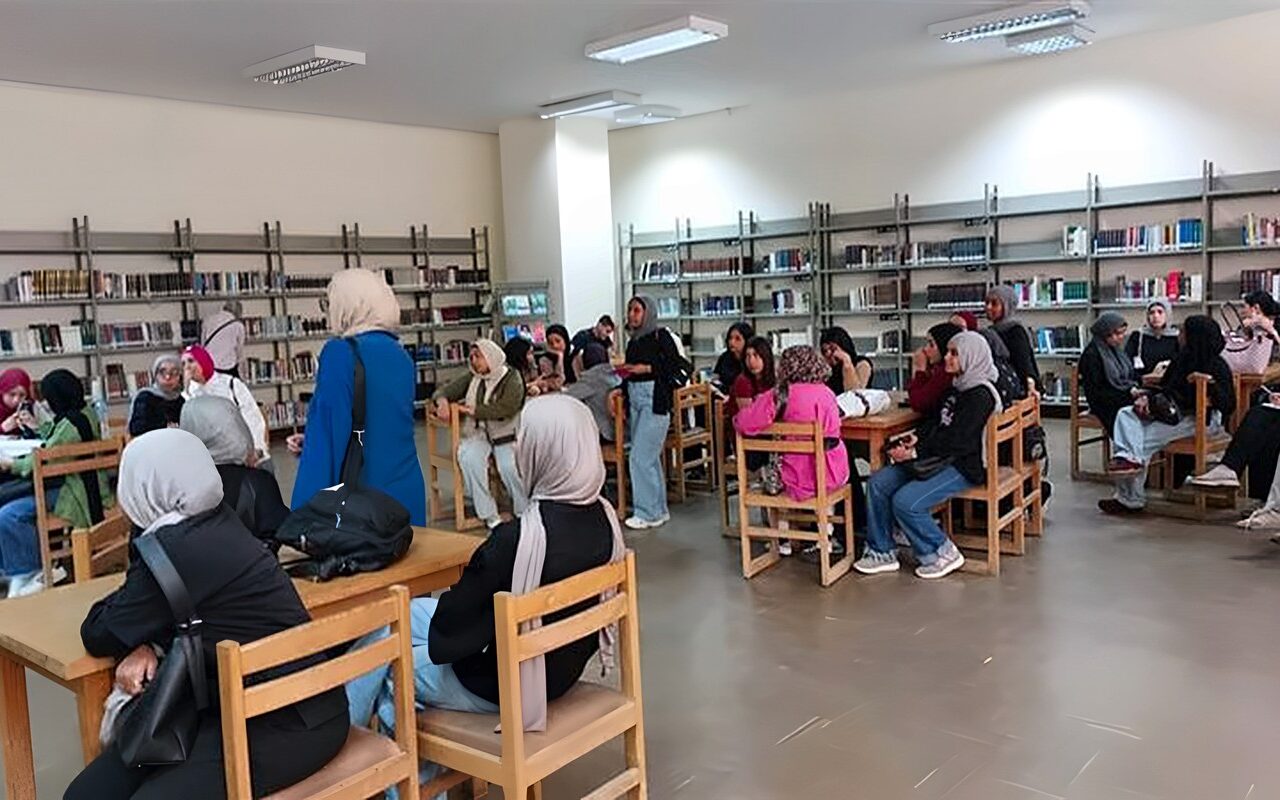 جامعة العاصمة تطلق مبادرة «اكتشف مكتبتك» لتعريف الطلاب بخدمات ومصادر المكتبة المركزية