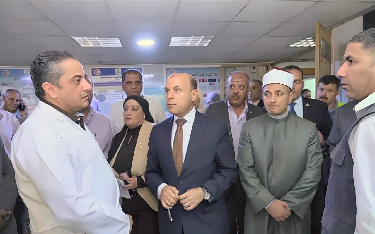 محافظ الغربية يزور مصابي حادث معهد دنوشر الابتدائي الأزهري بمستشفى المحلة العام