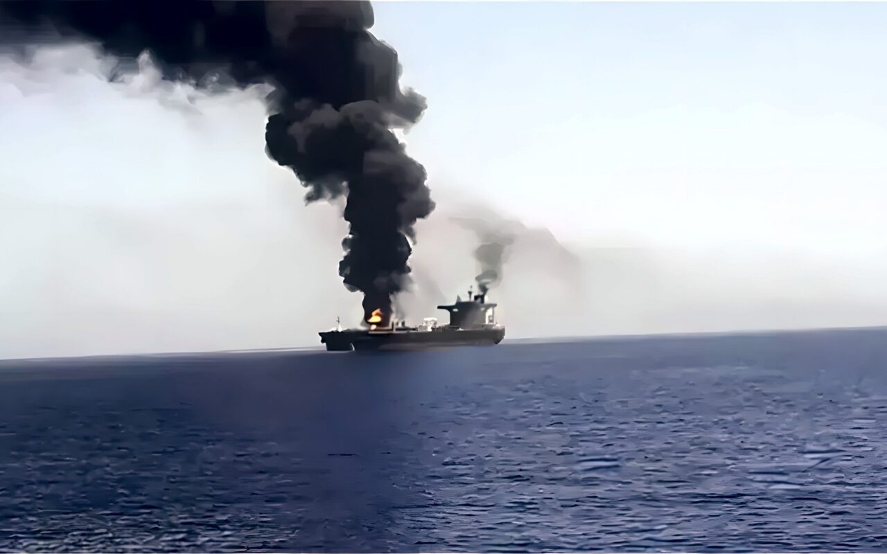 هيئة بحرية بريطانية: تلقينا بلاغا من طرف ثالث عن اشتعال النيران في سفينة تجارية متجهة خارج هرمز