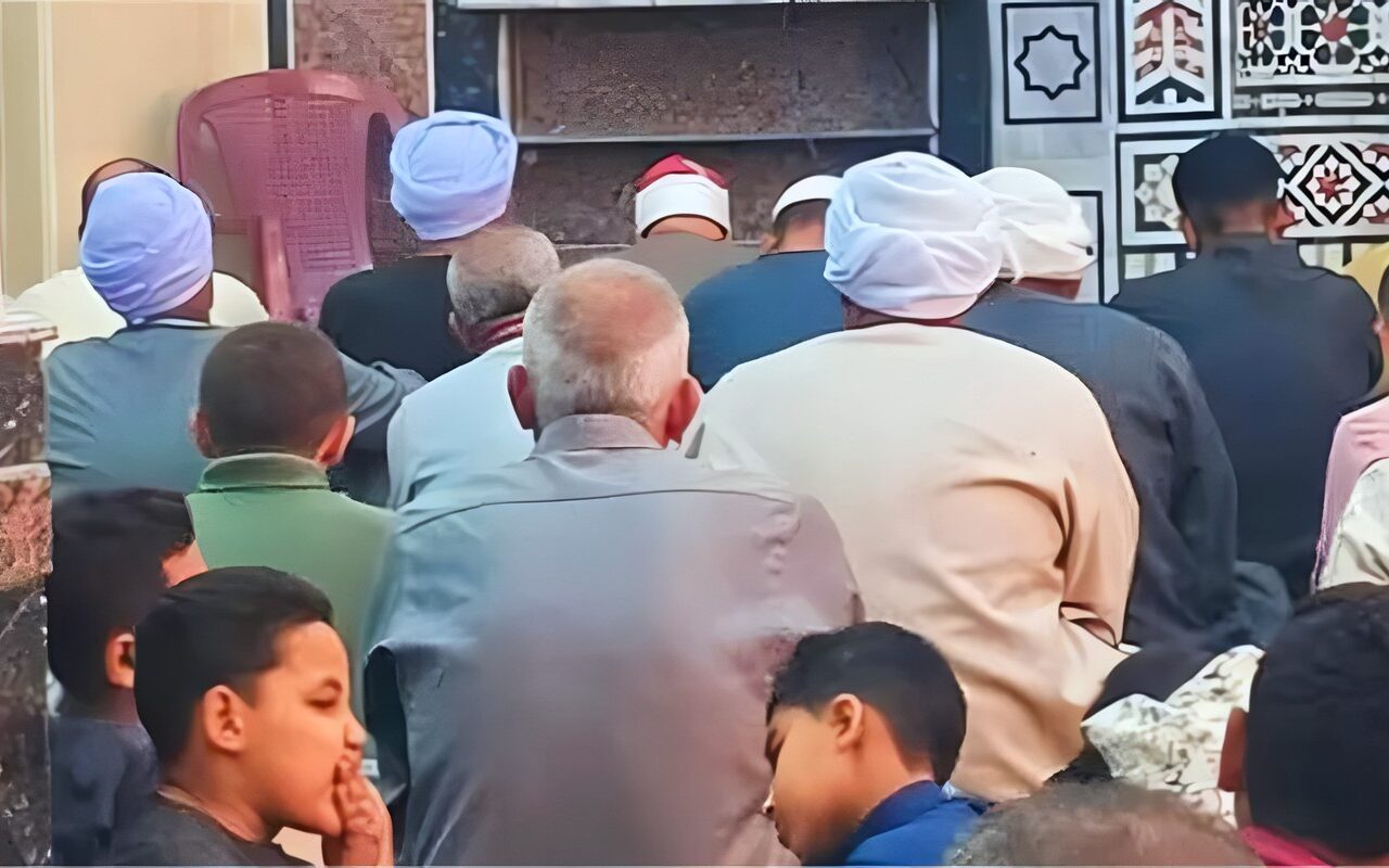 هل يجوز تقدم المأمومين على الإمام في صلاة الجمعة بمكان خارج المسجد؟