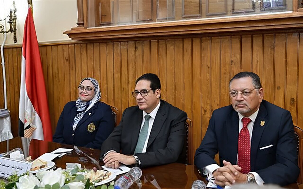 رئيس جامعة القاهرة يترأس اجتماع مجلس كلية التجارة لبحث خطط التطوير