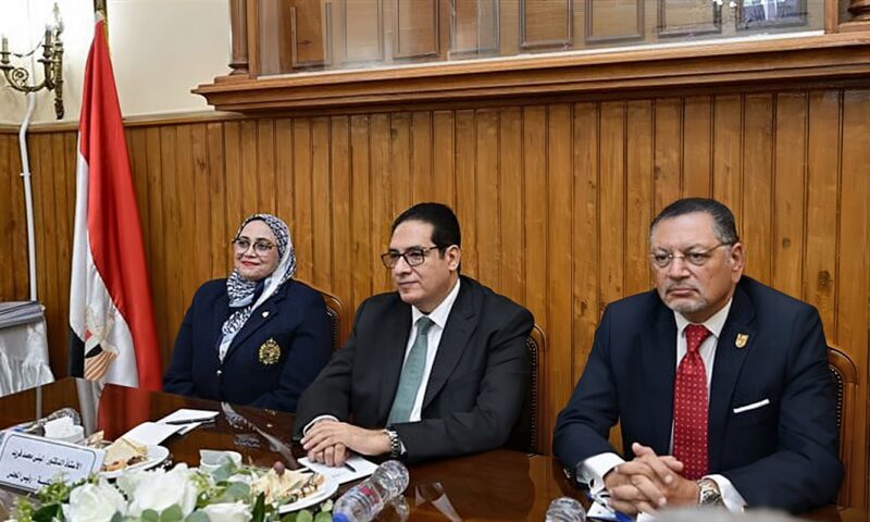 رئيس جامعة القاهرة يترأس اجتماع مجلس كلية التجارة لبحث خطط التطوير