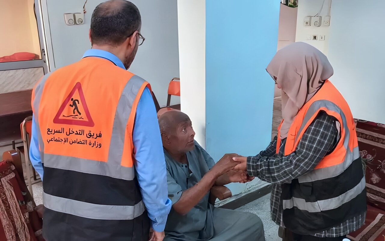 التضامن الاجتماعي: التدخل السريع بأسوان ينقذ مسنًا بإدفو ويوفر له الإقامة بدار رعاية بعد رفض أسرته استلامه