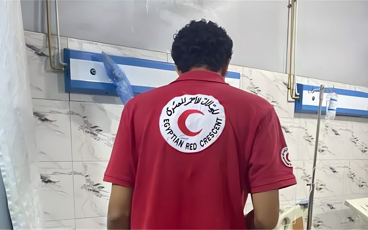 الهلال الأحمر المصري يقدم تدخلات إغاثية لمتضرري حادث “الطريق الأوسطي” باتجاه الضبعة