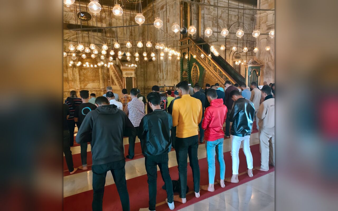 هل يبطل الضحك غير المتعمد الصلاة؟.. أمين الفتوى يوضح