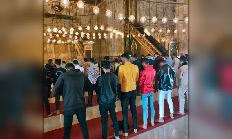 هل يبطل الضحك غير المتعمد الصلاة؟.. أمين الفتوى يوضح
