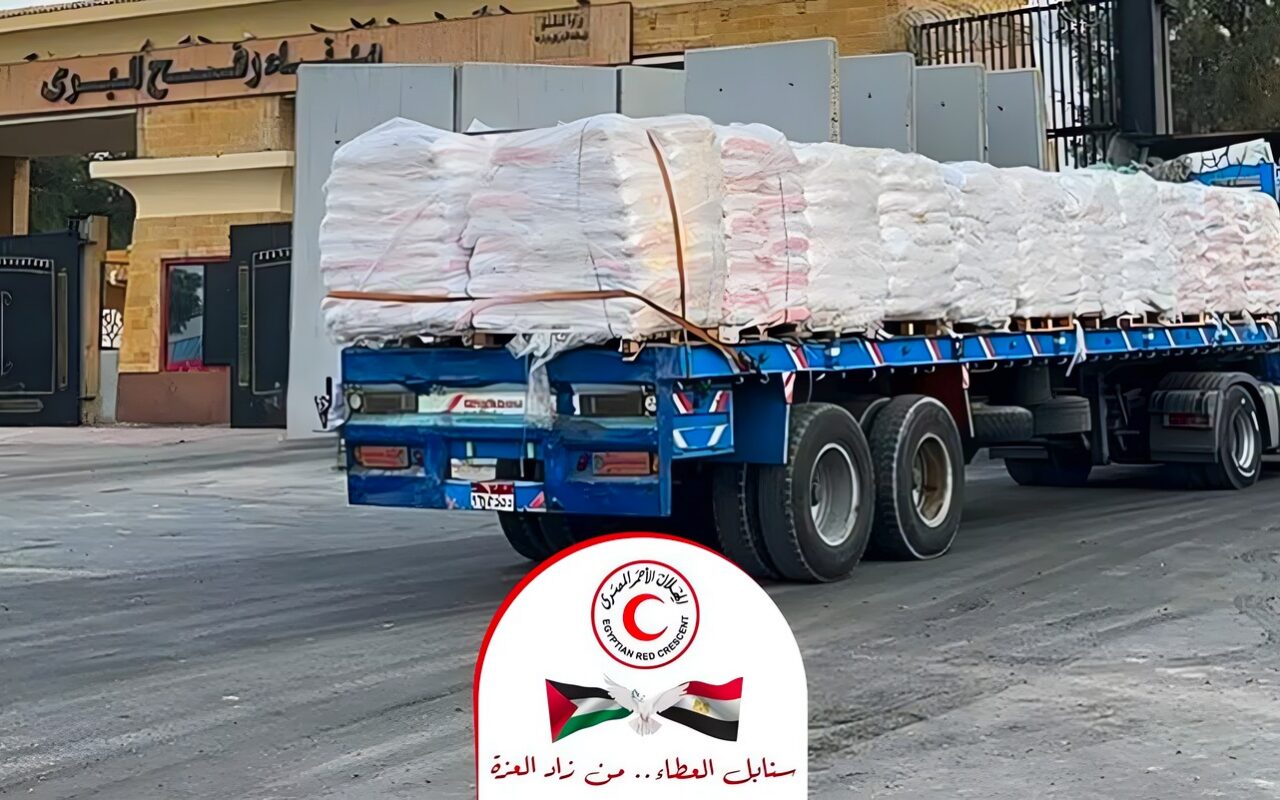 استجابة لأزمة الخبز في غزة، الهلال الأحمر المصري يدفع بـ 280 شاحنة دقيق وسلال غذائية (صور)