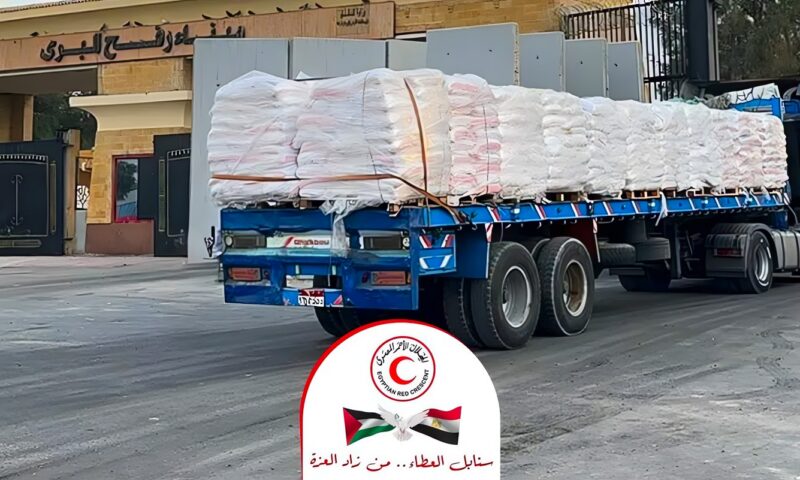 استجابة لأزمة الخبز في غزة، الهلال الأحمر المصري يدفع بـ 280 شاحنة دقيق وسلال غذائية (صور)