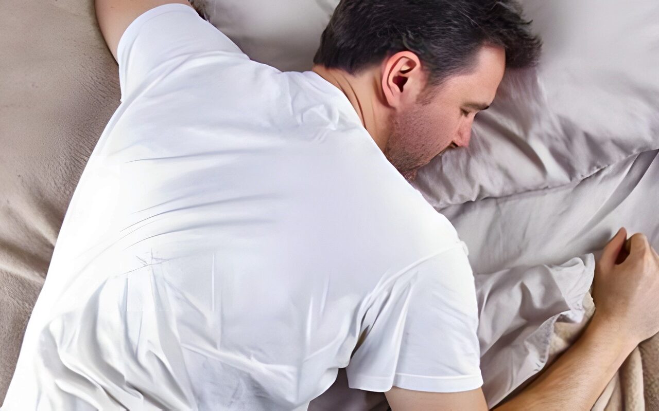 لماذا لا يجوز للرجل النوم على بطنه؟ .. احذروه لسببين