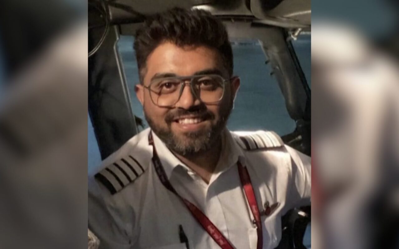 شاهد.. قصة طيار “فلاي دبي” الهندي الذي تصدى لهجوم مساعده وأنقذ الركاب