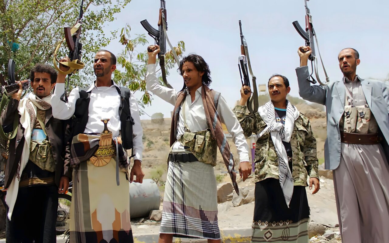 قيادي حوثي يعلق على إعلان استهداف الجماعة لمحطة في المدينة المنورة