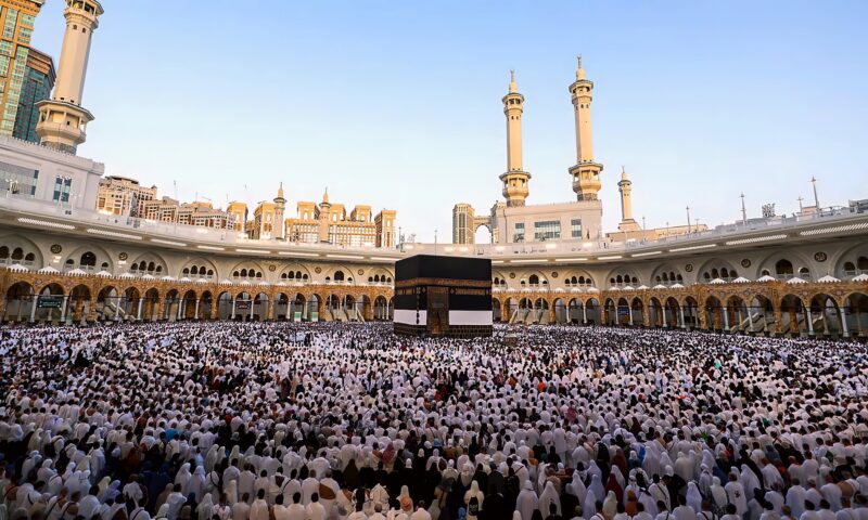 السعودية.. إلقاء القبض على شخص في مكة أثار الهلع بين المارة.. والأمن يؤكد: لا صحة للمعلومات المتداولة