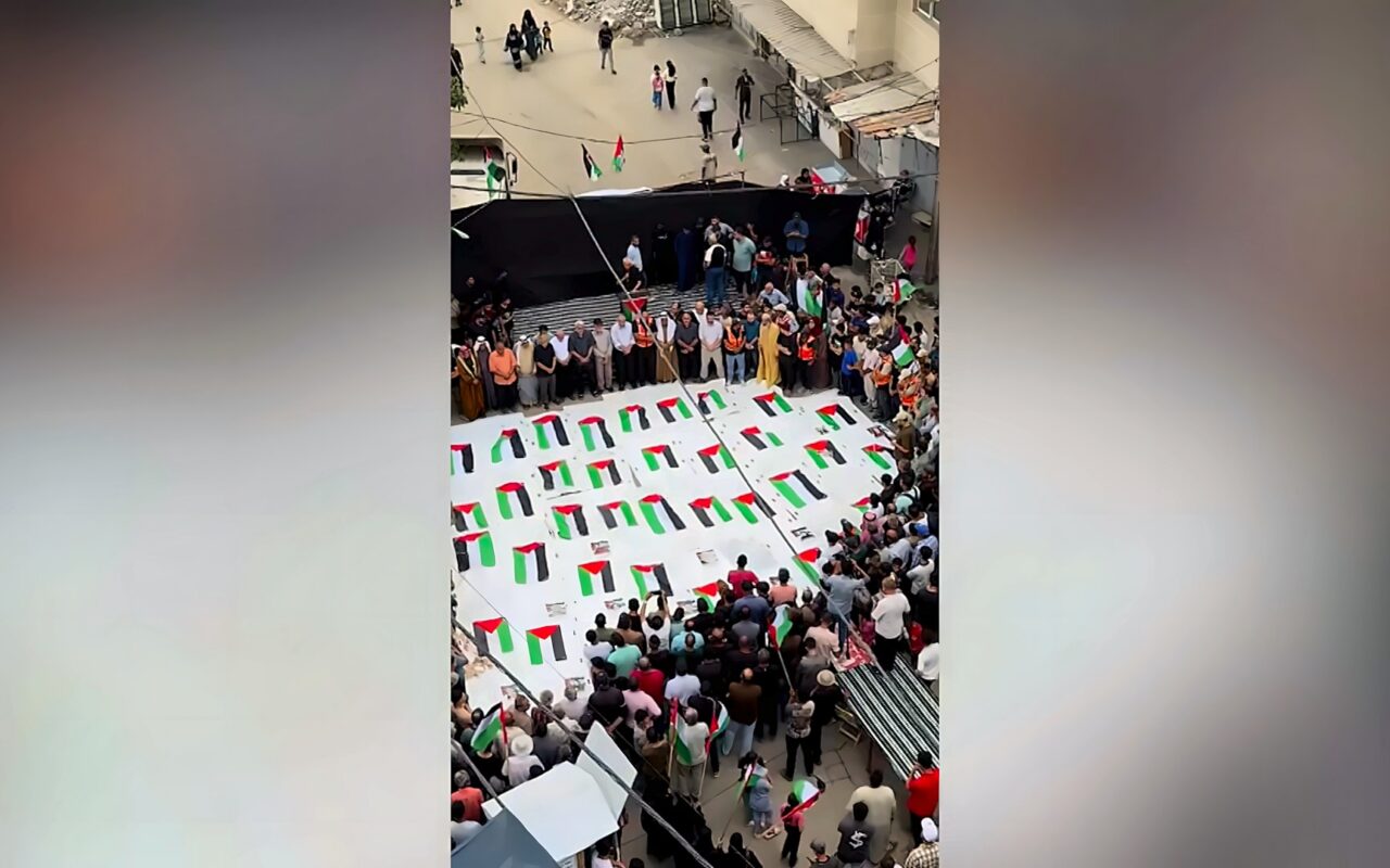 فلسطينيون يقيمون جنازة جماعية بعد العثور على رفات تحت أنقاض غزة