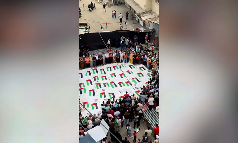 فلسطينيون يقيمون جنازة جماعية بعد العثور على رفات تحت أنقاض غزة