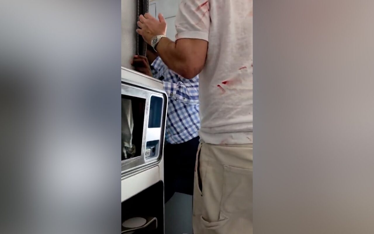 فيديو من داخل رحلة “فلاي دبي” يظهر اللحظات الدرامية في الطائرة