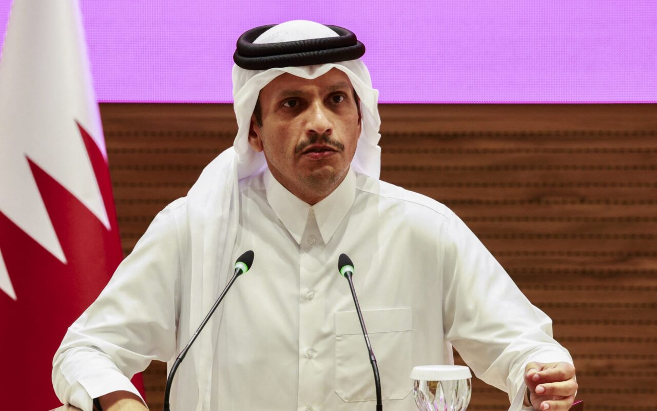 رئيس وزراء قطر يتصل بوزير الخارجية الإيراني.. وهذا ما قدّمه له