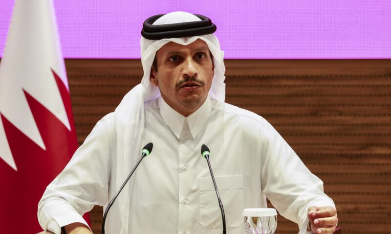 رئيس وزراء قطر يتصل بوزير الخارجية الإيراني.. وهذا ما قدّمه له