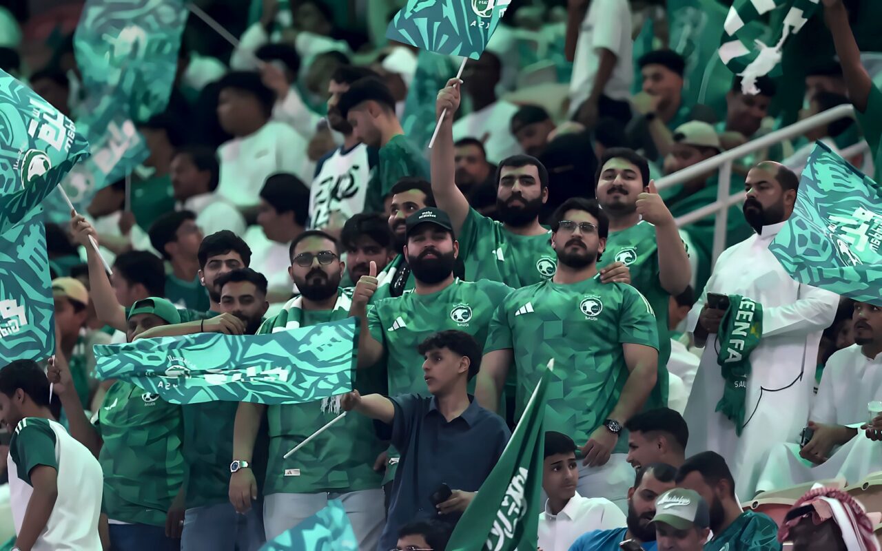 بعد المباراة مباشرة.. هذا ما فعلته الجماهير السعودية مع لاعبي قطر