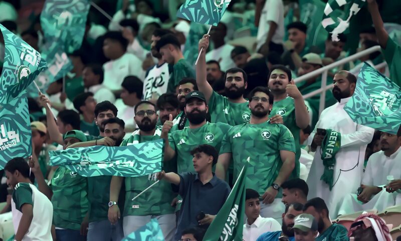 بعد المباراة مباشرة.. هذا ما فعلته الجماهير السعودية مع لاعبي قطر
