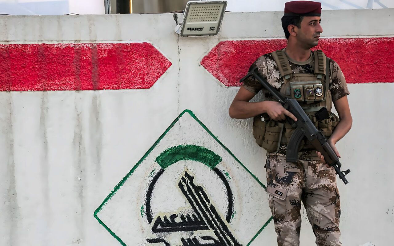 العراق.. نائب أمريكي ينشر صورا للحشد الشعبي “يدنس” علم أمريكا ويعلق