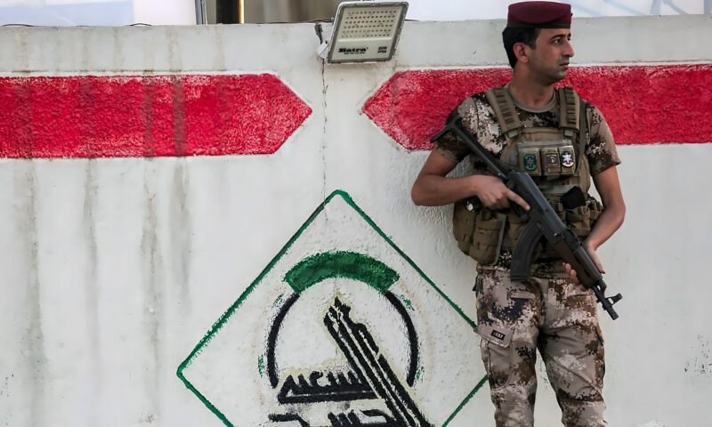 العراق.. نائب أمريكي ينشر صورا للحشد الشعبي “يدنس” علم أمريكا ويعلق