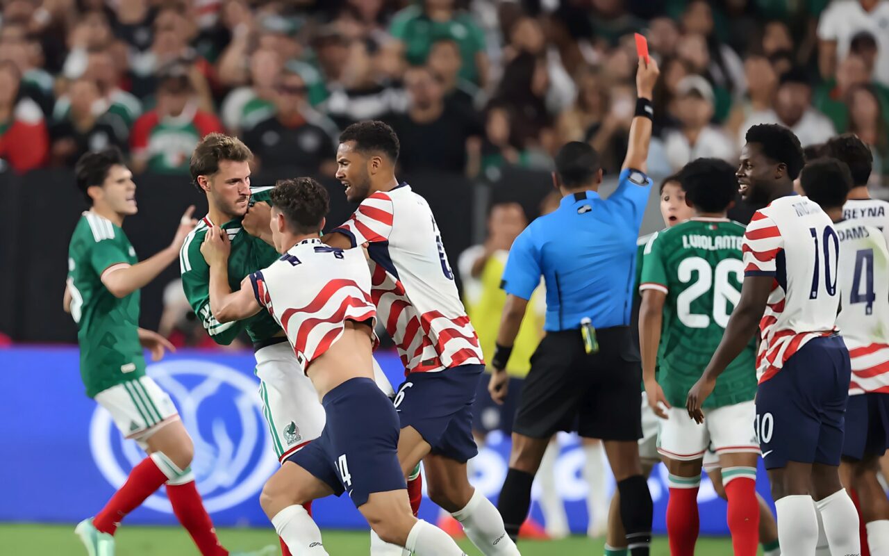 لقطة جدلية في مباراة أمريكا والمكسيك.. لاعب يوجه صفعة مزدوجة لمنافسه