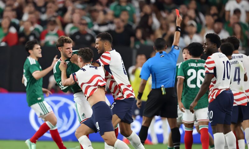 لقطة جدلية في مباراة أمريكا والمكسيك.. لاعب يوجه صفعة مزدوجة لمنافسه