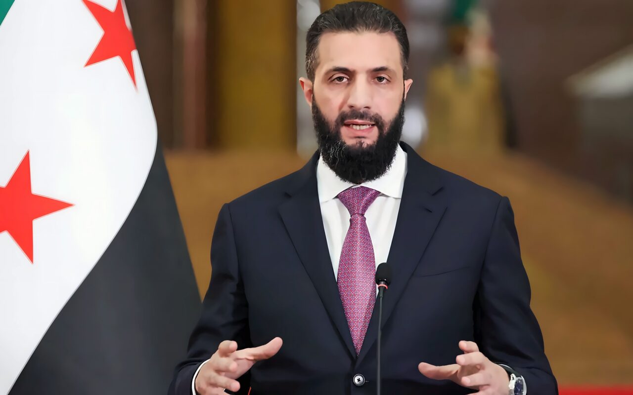 أحمد الشرع يصل إلى الرياض.. ومسؤولون سعوديون في استقباله