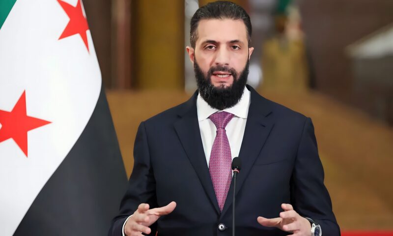 أحمد الشرع يصل إلى الرياض.. ومسؤولون سعوديون في استقباله