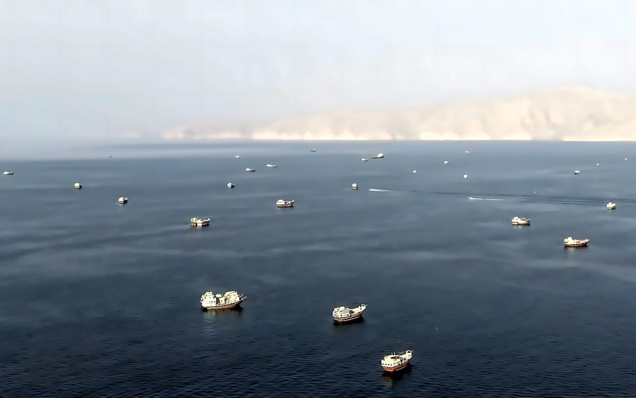 الدفاع العُمانية: إخلاء طبي لعشرة أفراد من طاقم سفينة استُهدفت قرب مسندم