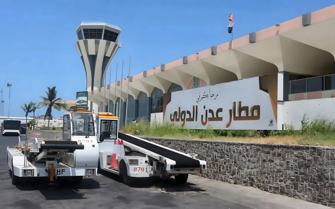 “قبل هبوط رحلة من مصر”.. السلطات المحلية: مطار عدن تعرض لهجوم حوثي بالصواريخ والمسيّرات