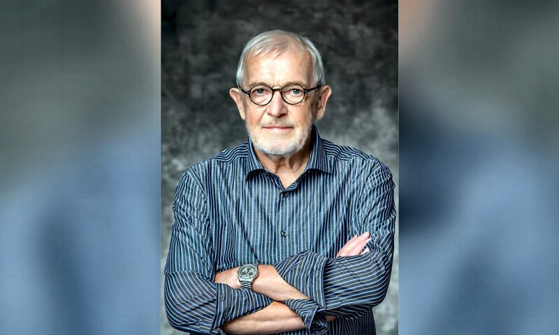 جائزة نوبل في الفيزياء تُمنح لعالِم رائد في رصد جسيمات كونية “شبحية”