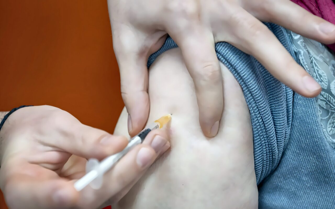 بدء موسم الفيروسات التنفسية.. ماذا نعرف عن لقاحات الإنفلونزا وكوفيد وRSV؟